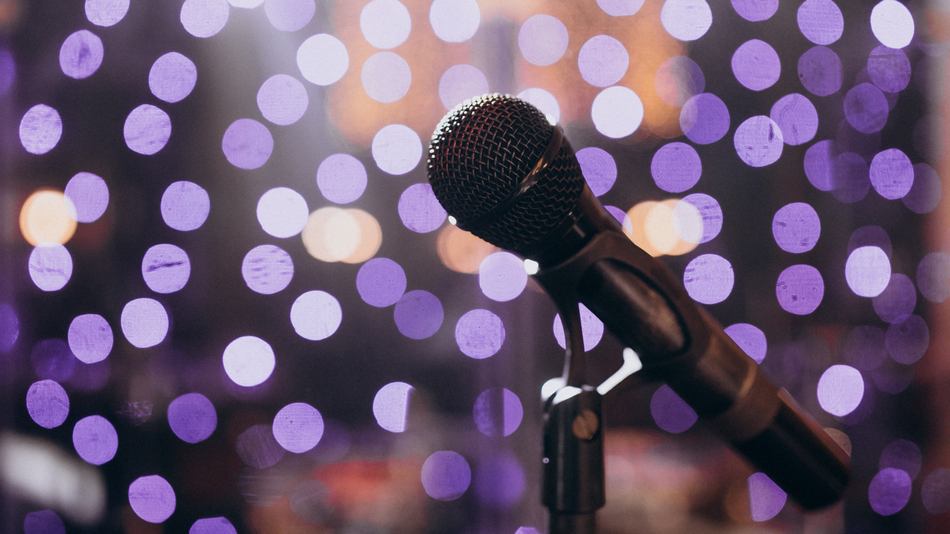 Черный микрофон для вокала на ярком фоне