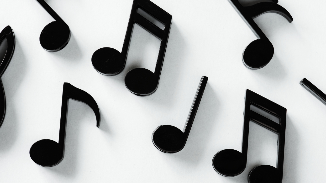 Черные ноты на белом фоне