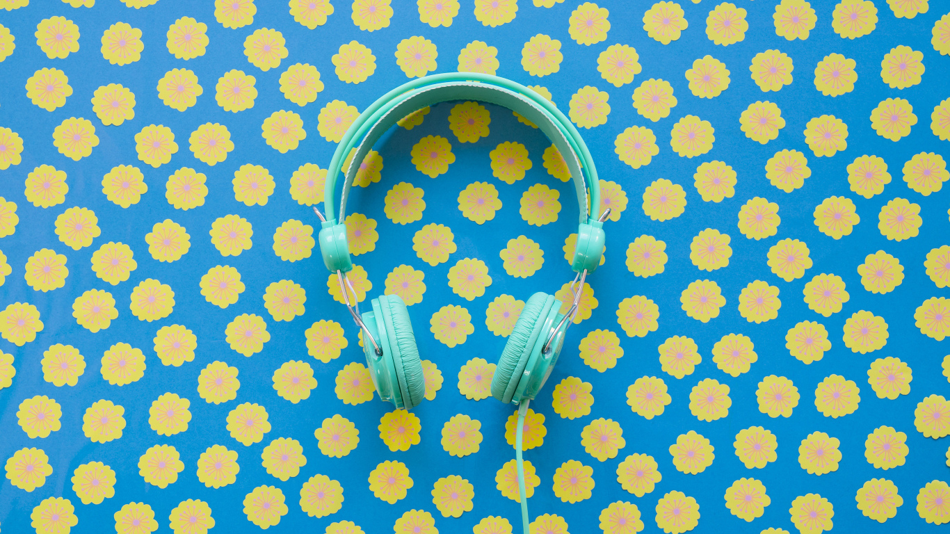 Голубые наушники на фоне с желтыми цветами