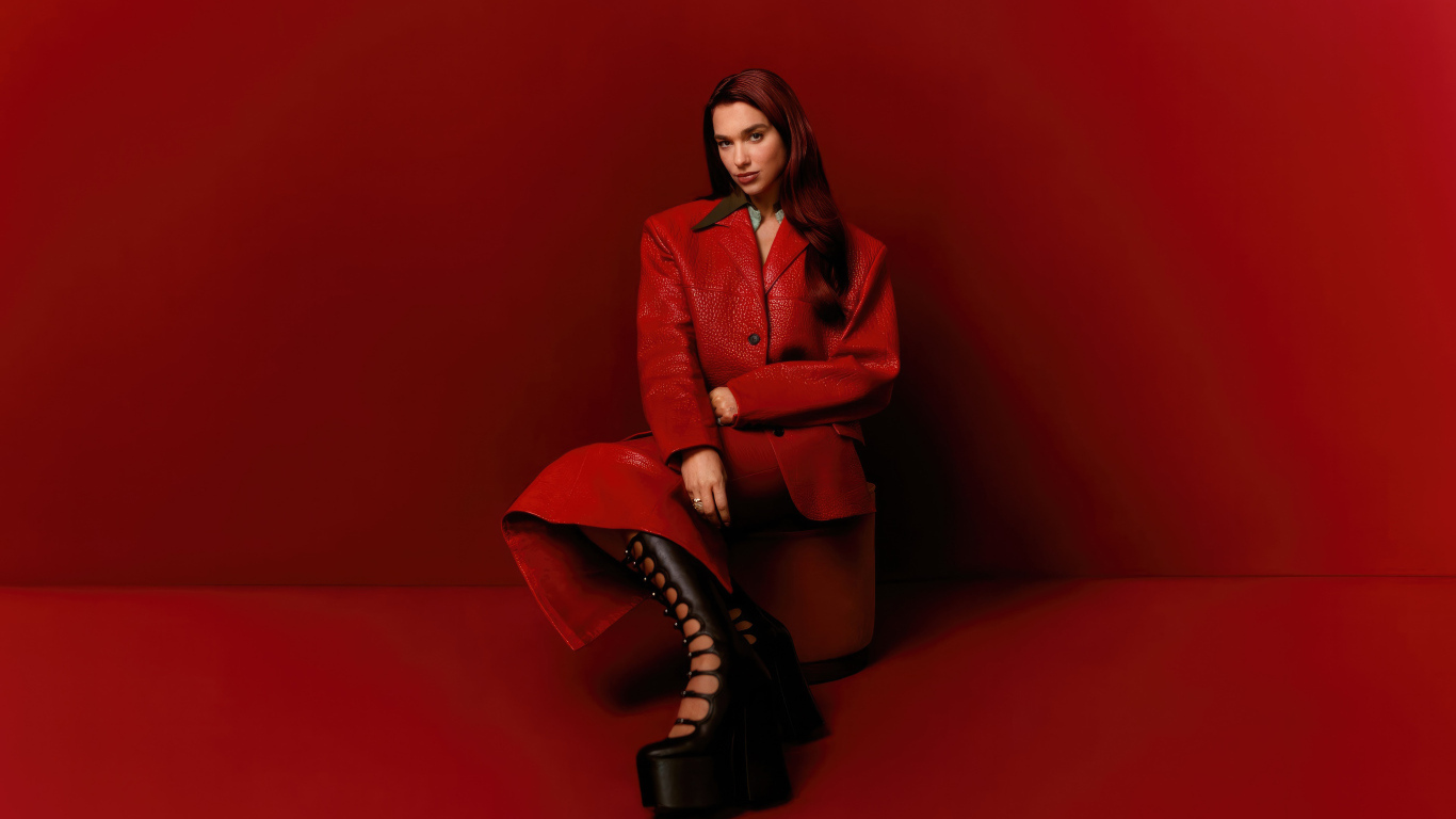 Британская певица Дуа Липа на красном фоне