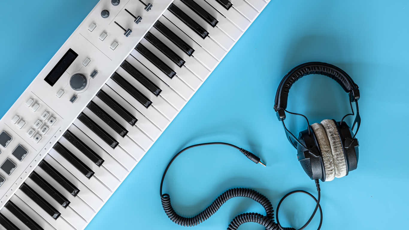 Наушники на голубом фоне с синтезатором