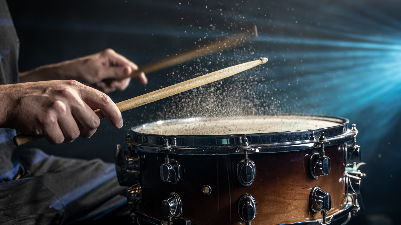 Мужчина играет на барабане 