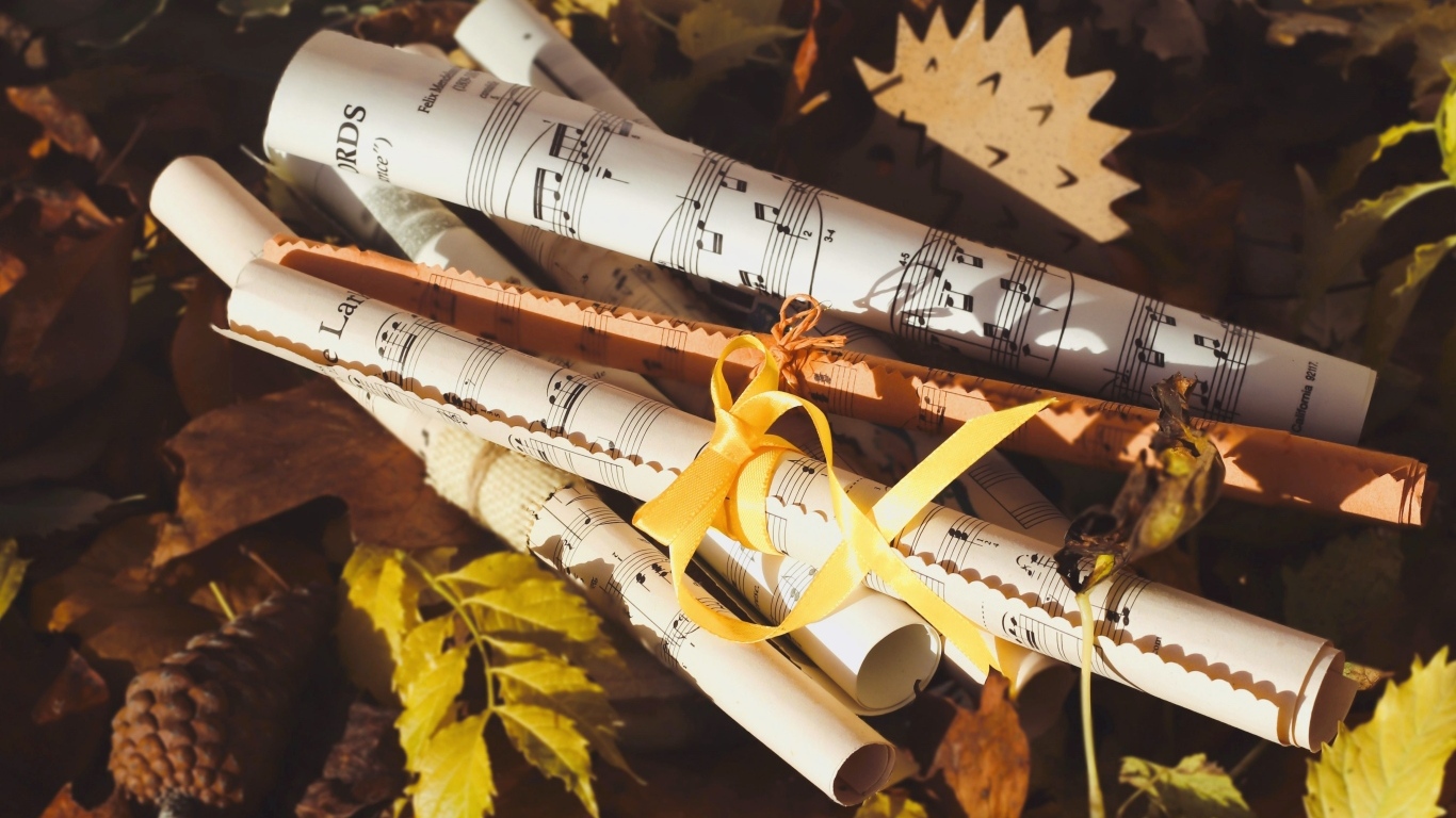 Ноты лежат на земле с опавшими листьями