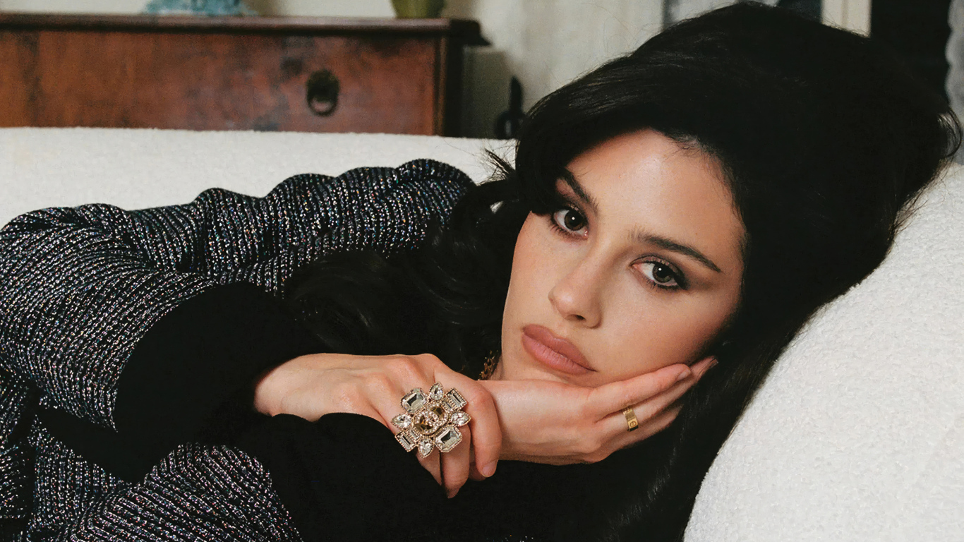 Певица Грэйси Абрамс лежит на кровати