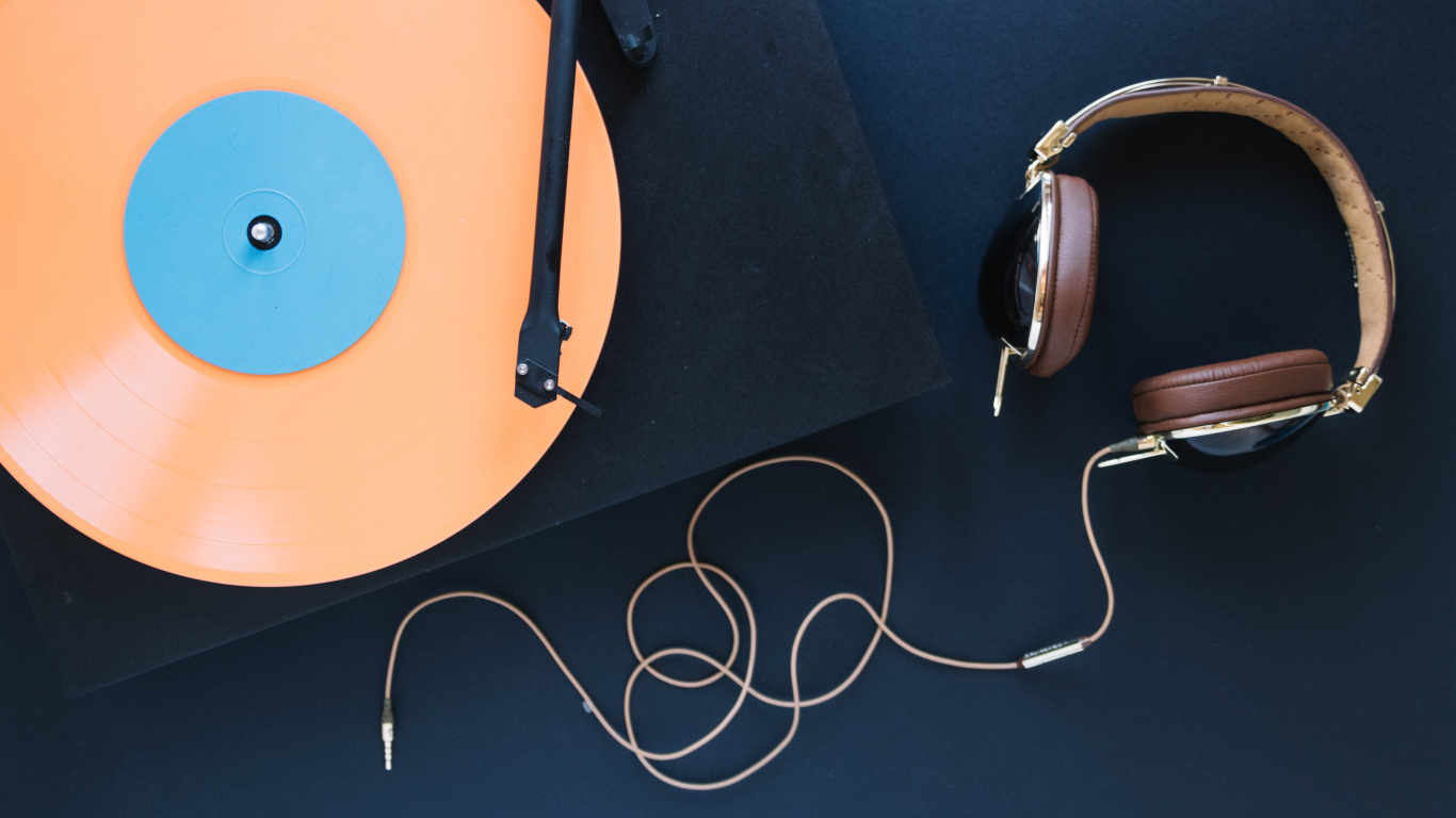 Виниловый проигрыватель с наушниками на столе