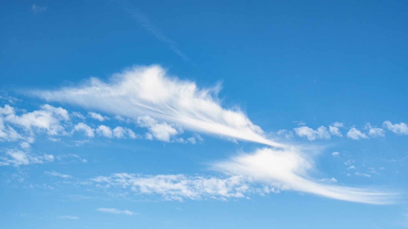 Красивое голубое ясное небо с белыми облаками