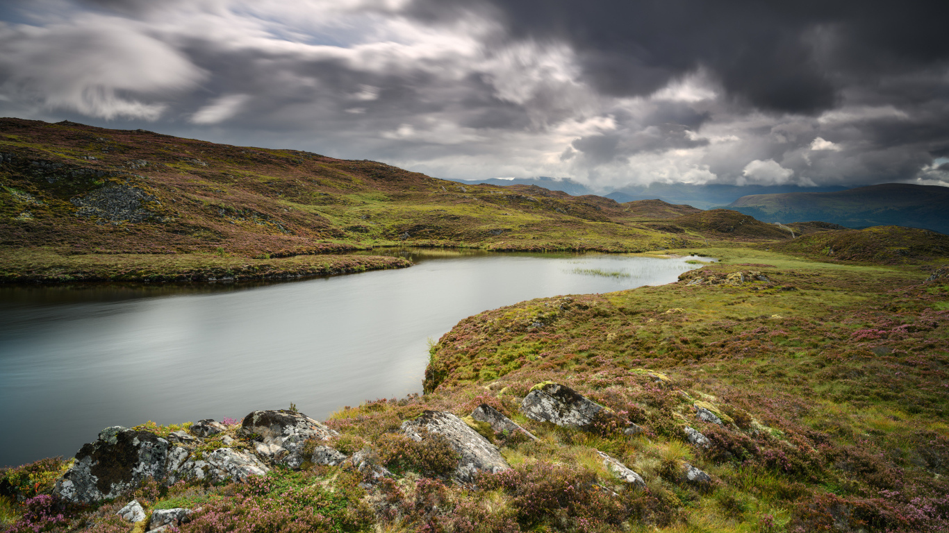 Густые грозовые облака над рекой 