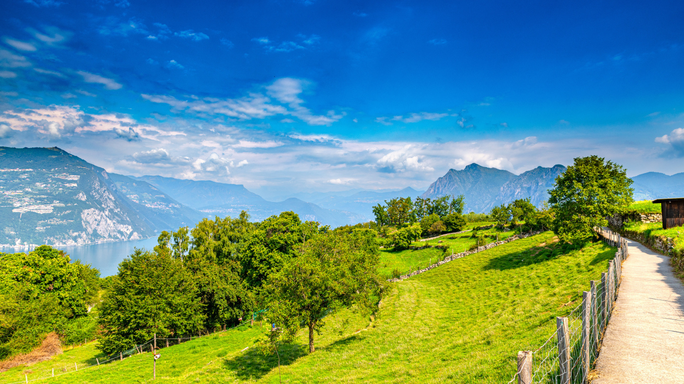 Голубое небо над зелеными холмами и горами