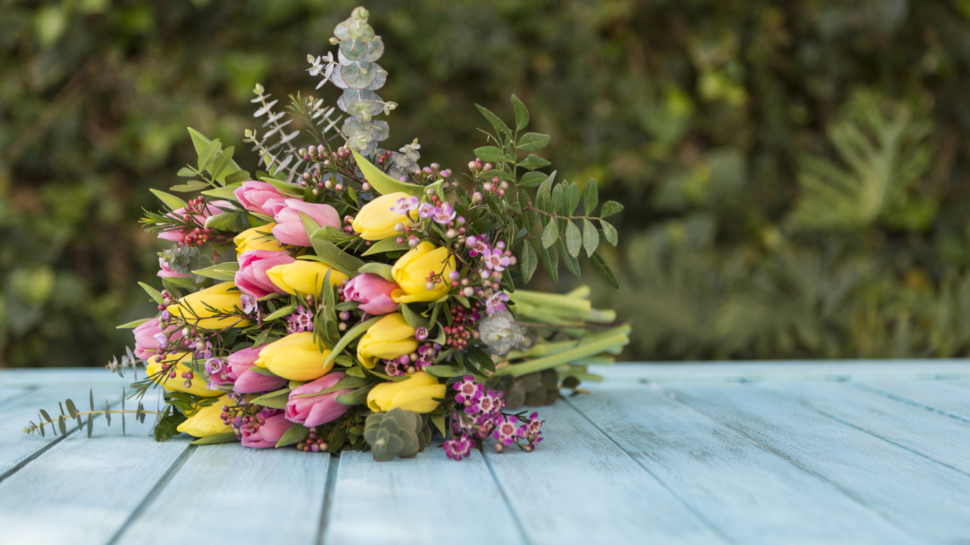 Красивый букет желтых и розовых тюльпанов