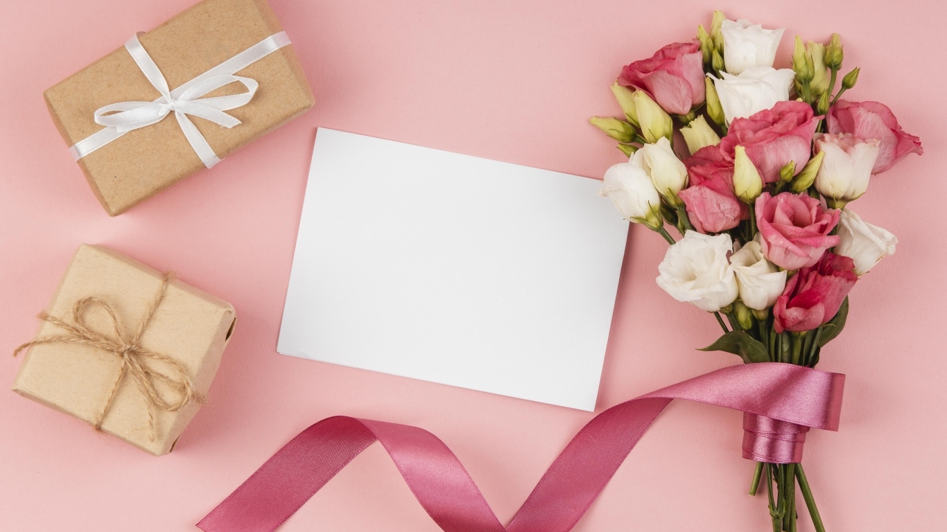 Букет эустомы с лентой на розовом фоне с подарками и белым листом