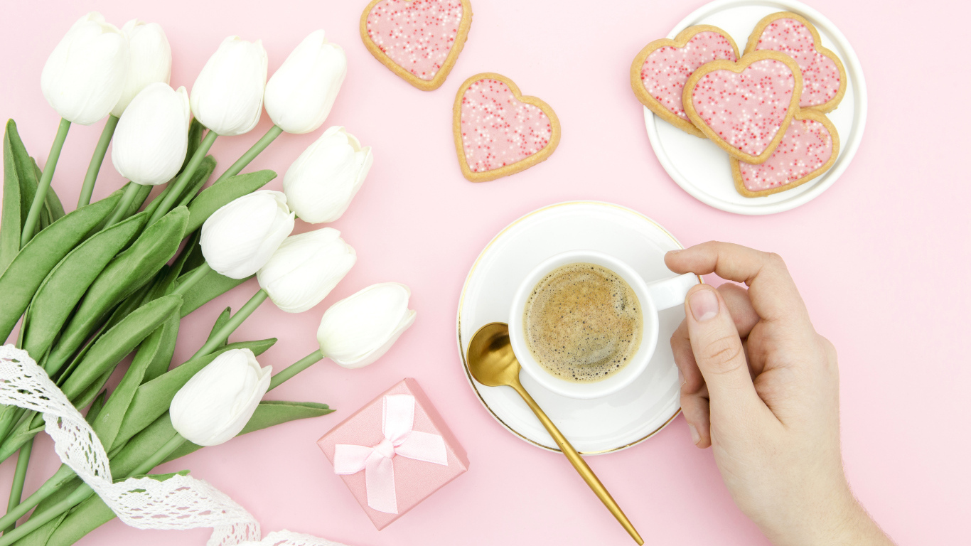 Букет белых тюльпанов с чашкой кофе и печеньем для любимой