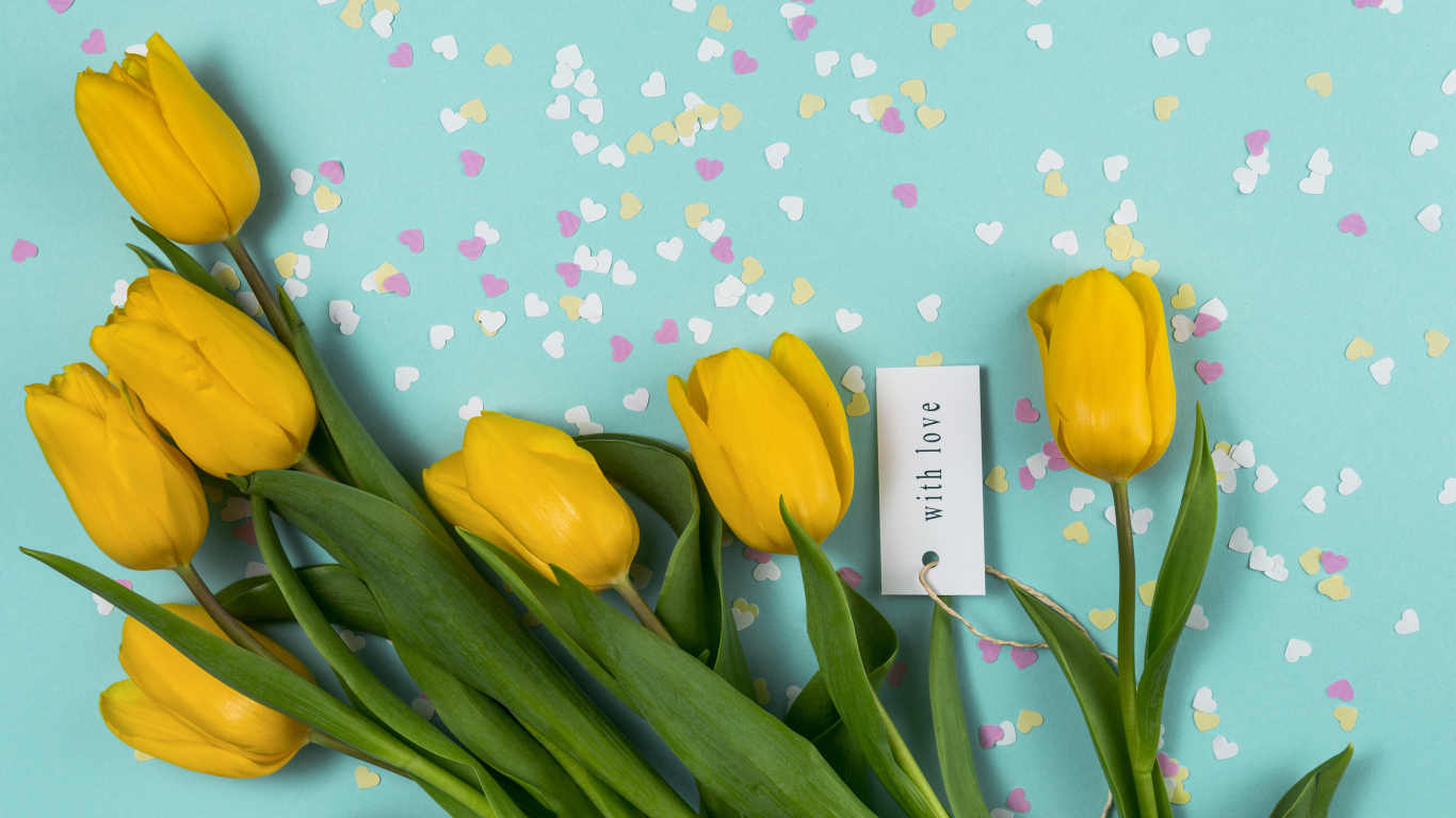 Букет желтых тюльпанов с маленькими сердечками на голубом фоне