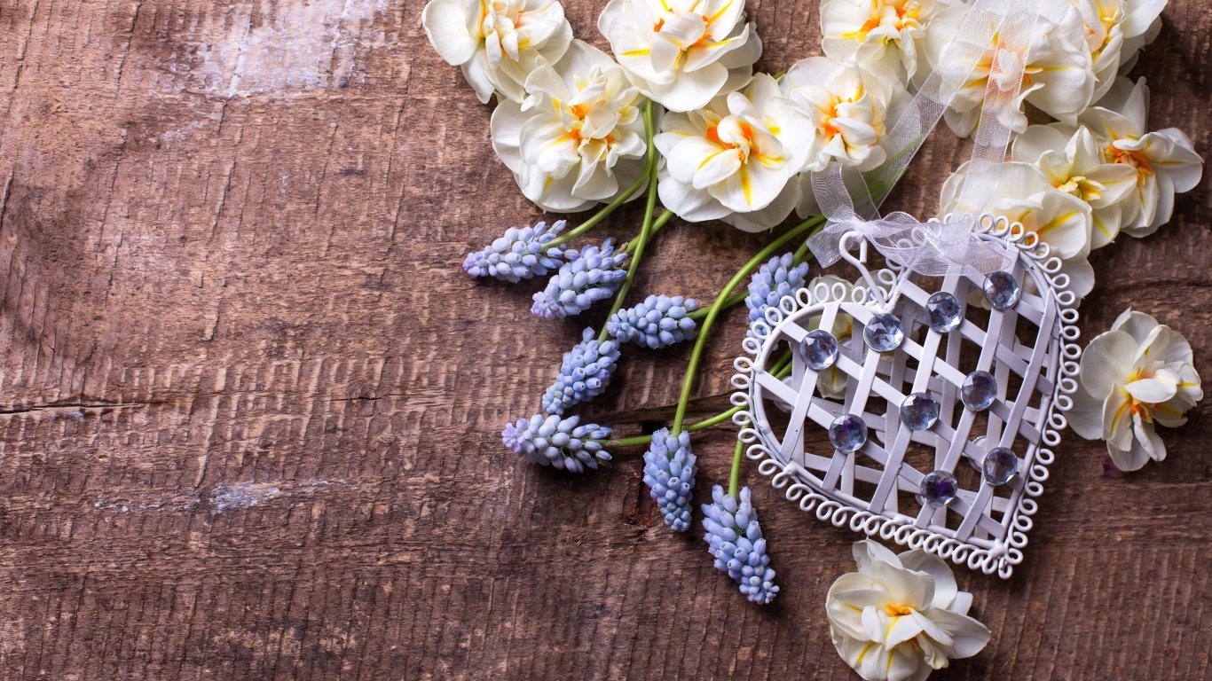 Весенние цветы с сердцем на деревянном столе