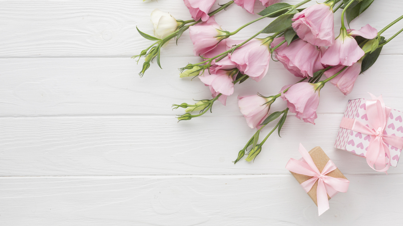 Нежна розовая эустома с подарками на белом фоне