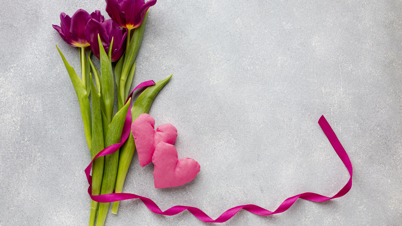 Три тюльпана, сердечко и лента на сером фоне