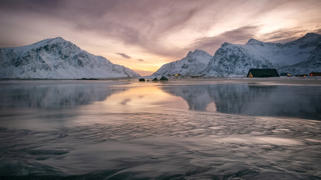 Красивый вид на горы на рассвете, Лофотенские острова