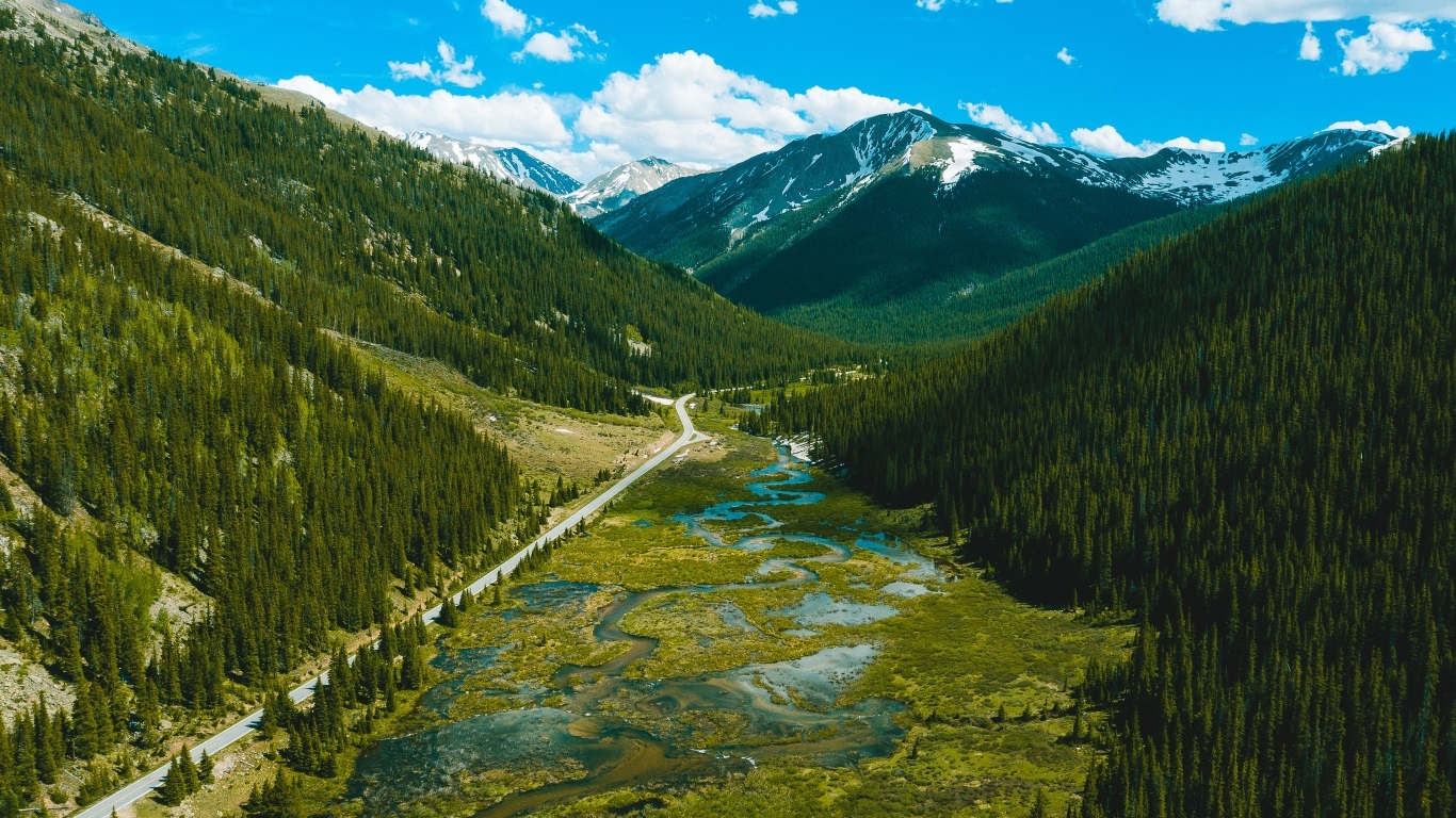 Красивый вид на реку и покрытые зеленью горы