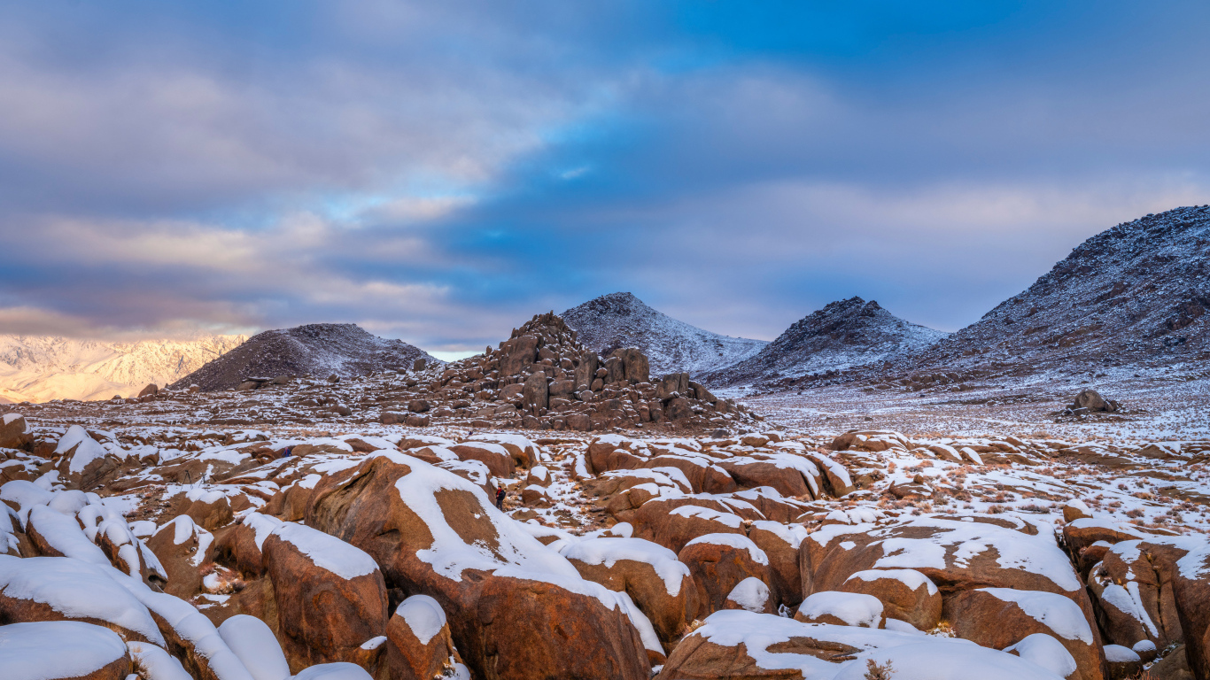 Большие заснеженные камни в горах 