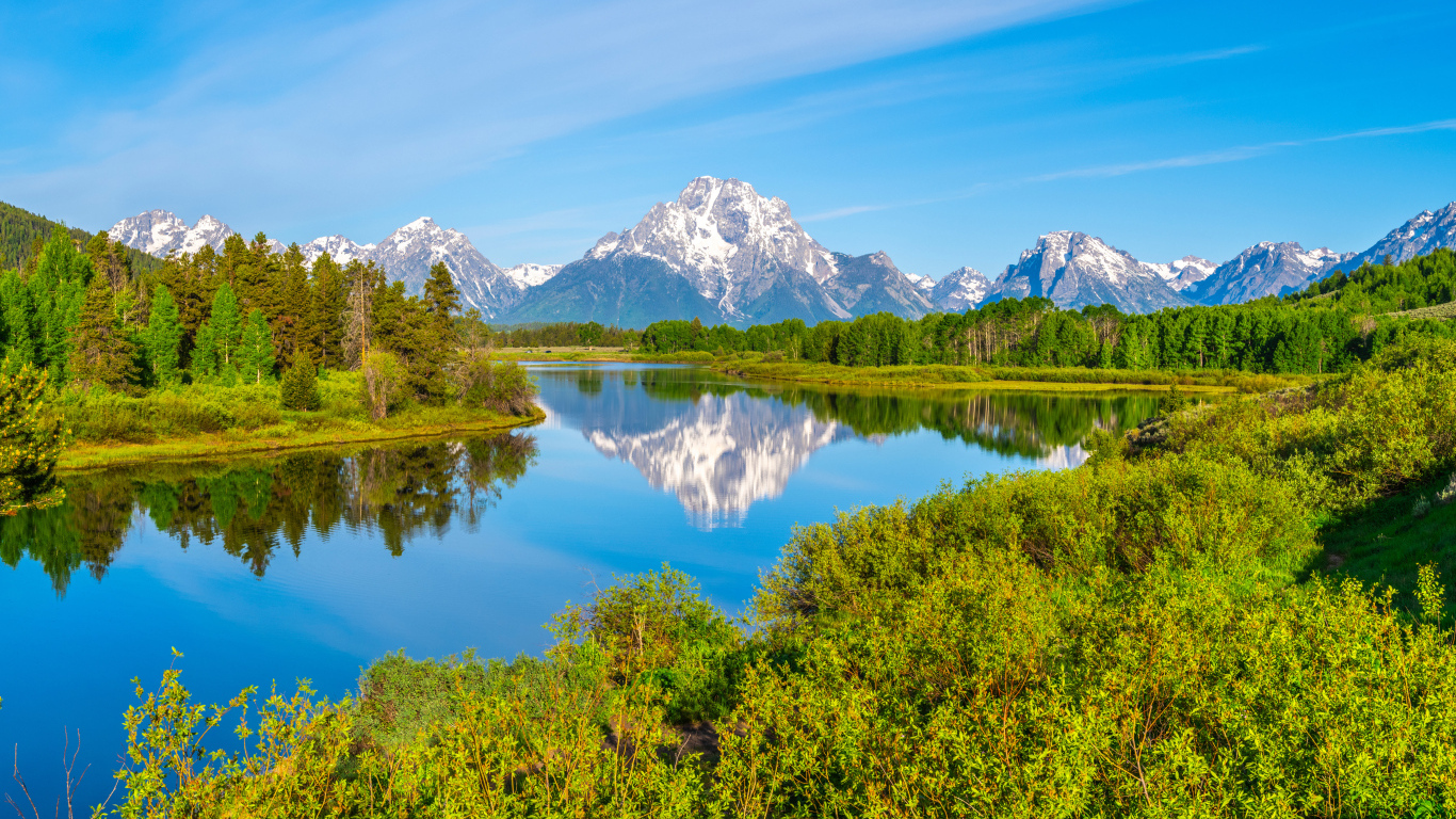 Тихая река на фоне гор в национальном парке Гранд-Титон