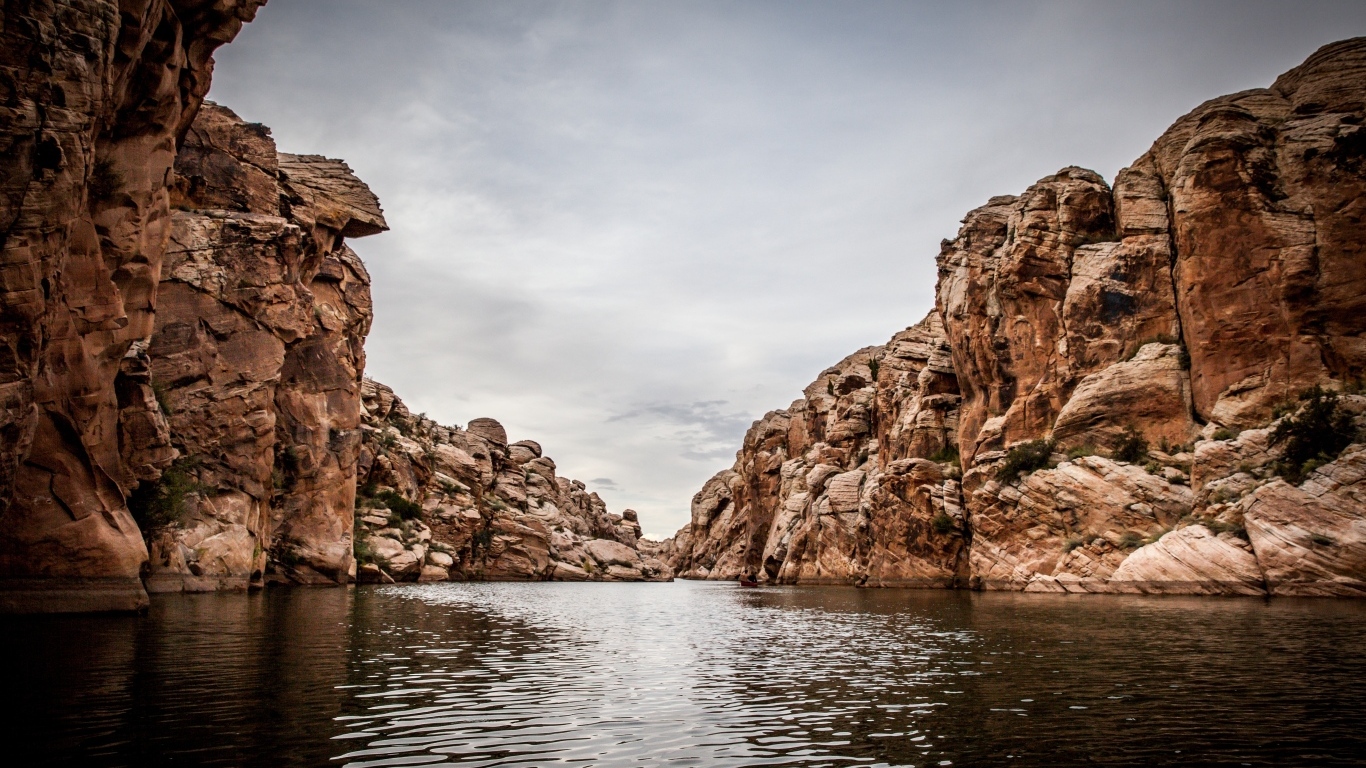 Скалы отражаются в воде реки