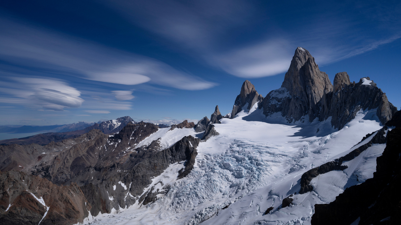 Снег на горной вершине Фицрой под голубым небом, Аргентина