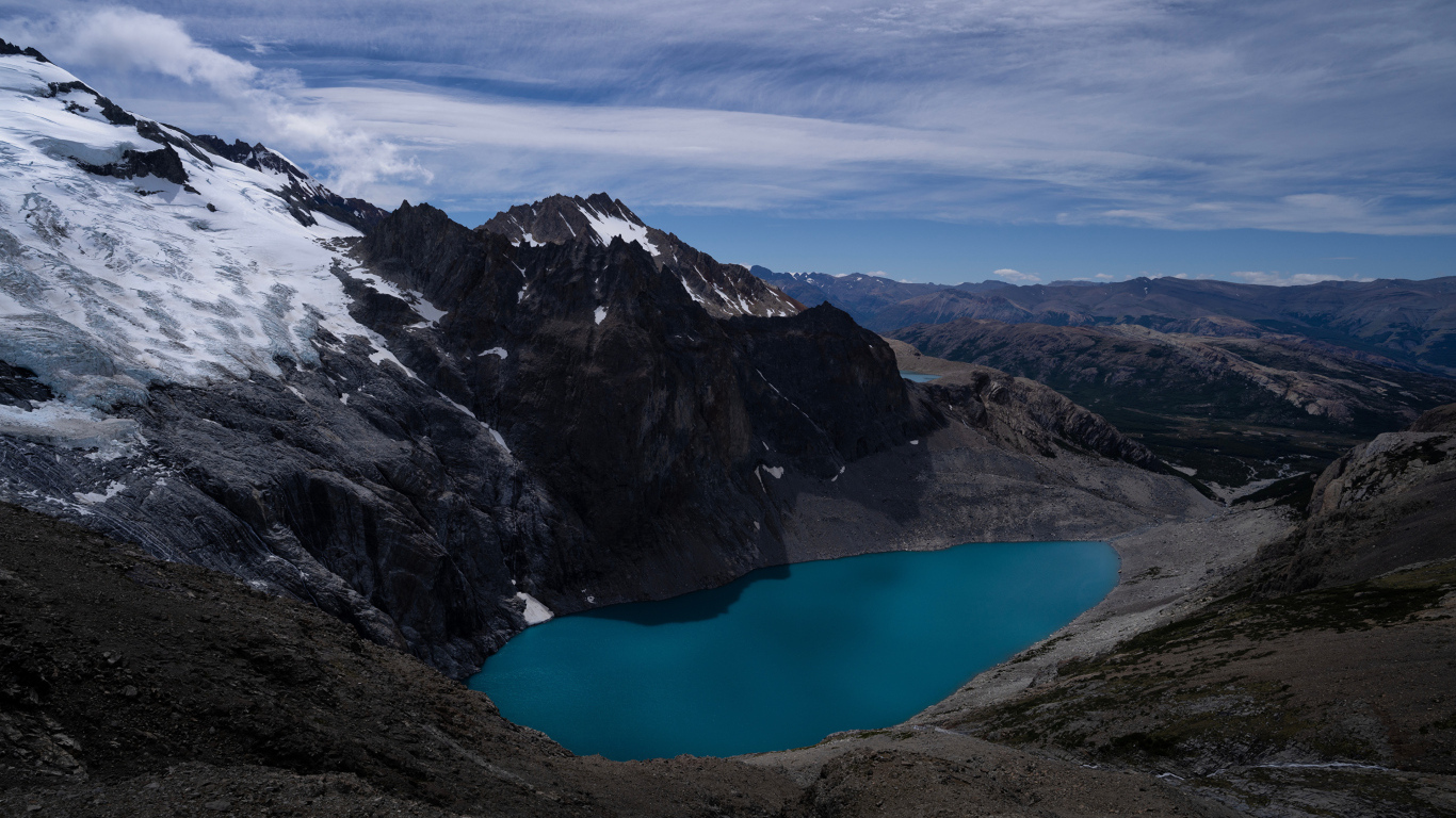 Вид на голубое горное озеро, Патагония. Аргентина