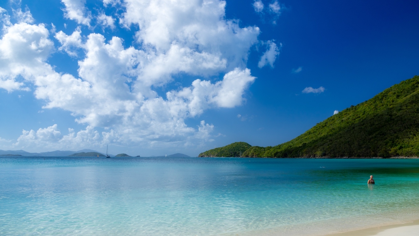 Большое белое облако над голубым океаном