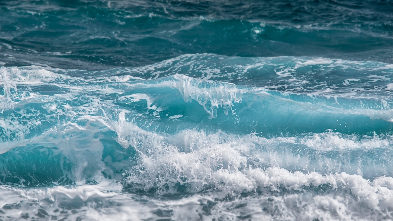 Голубые бушующие волны крупным планом