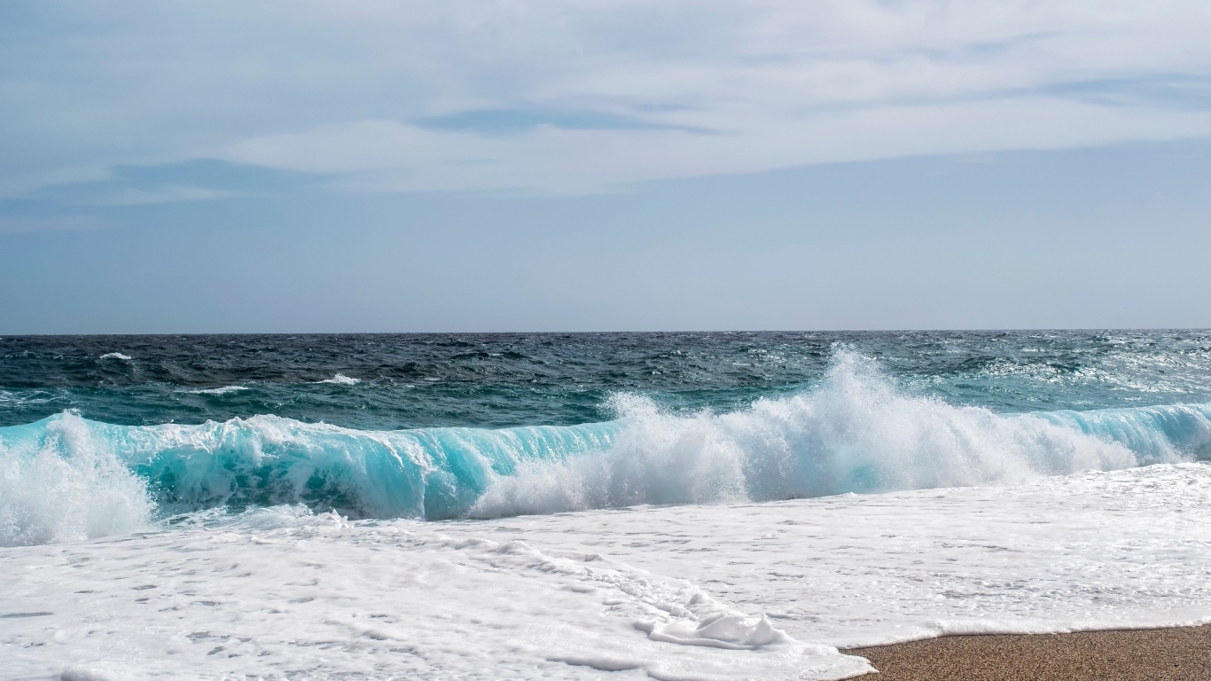 Голубые морские волны на берегу с пеной
