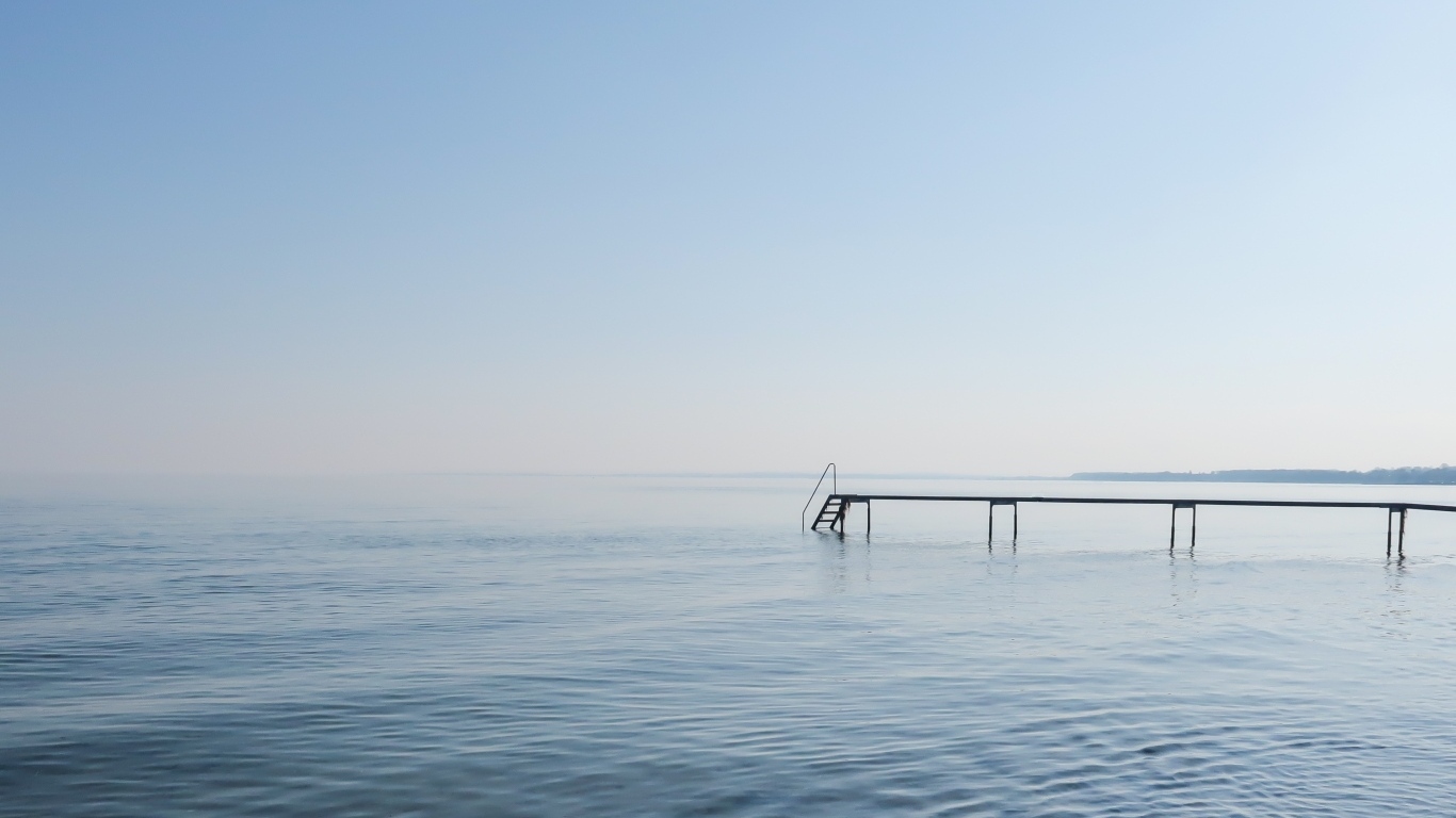 Мост в море в тумане