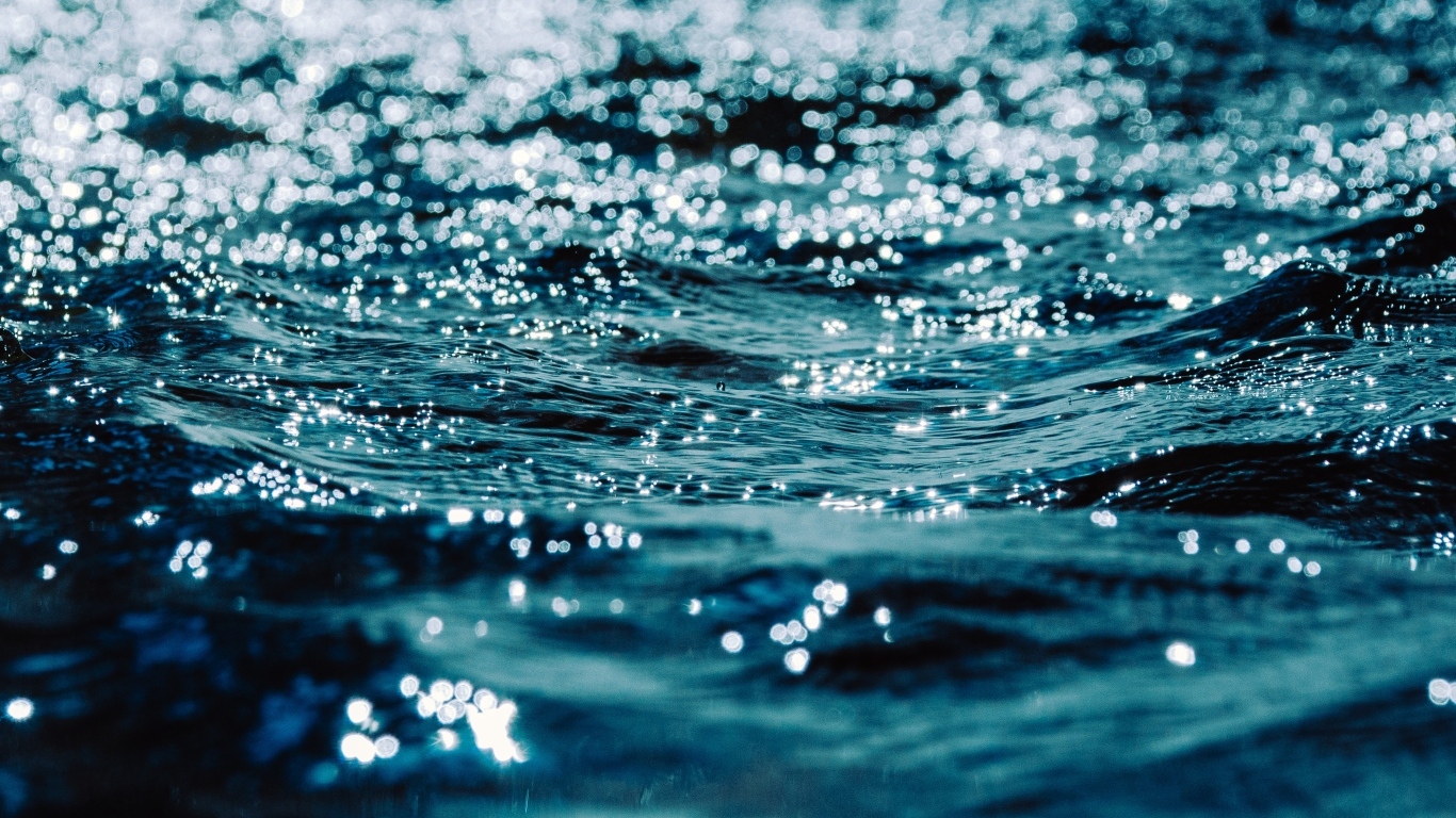 Спокойная черная морская вода