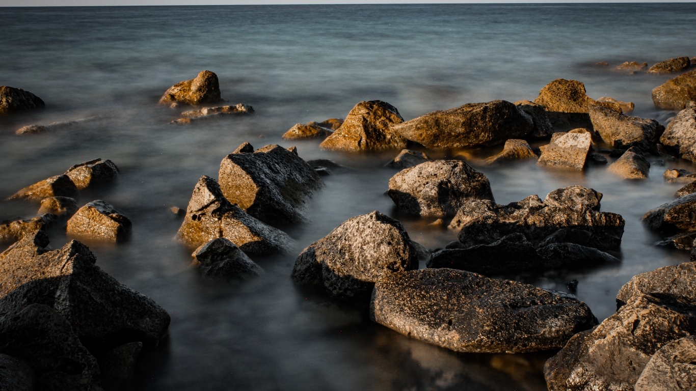 Большие камни в море на берегу