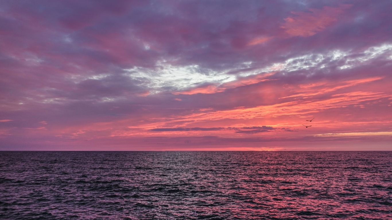 Красивый сиреневый закат над морем