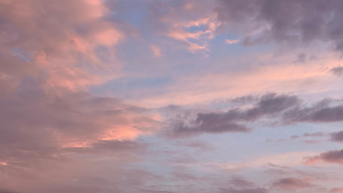 Серые облака в розовом небе на рассвете