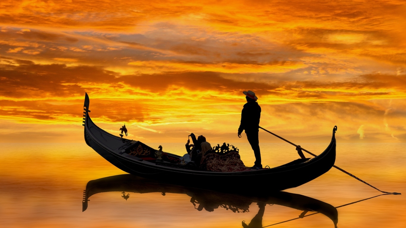 Мужчина на гондоле на закате