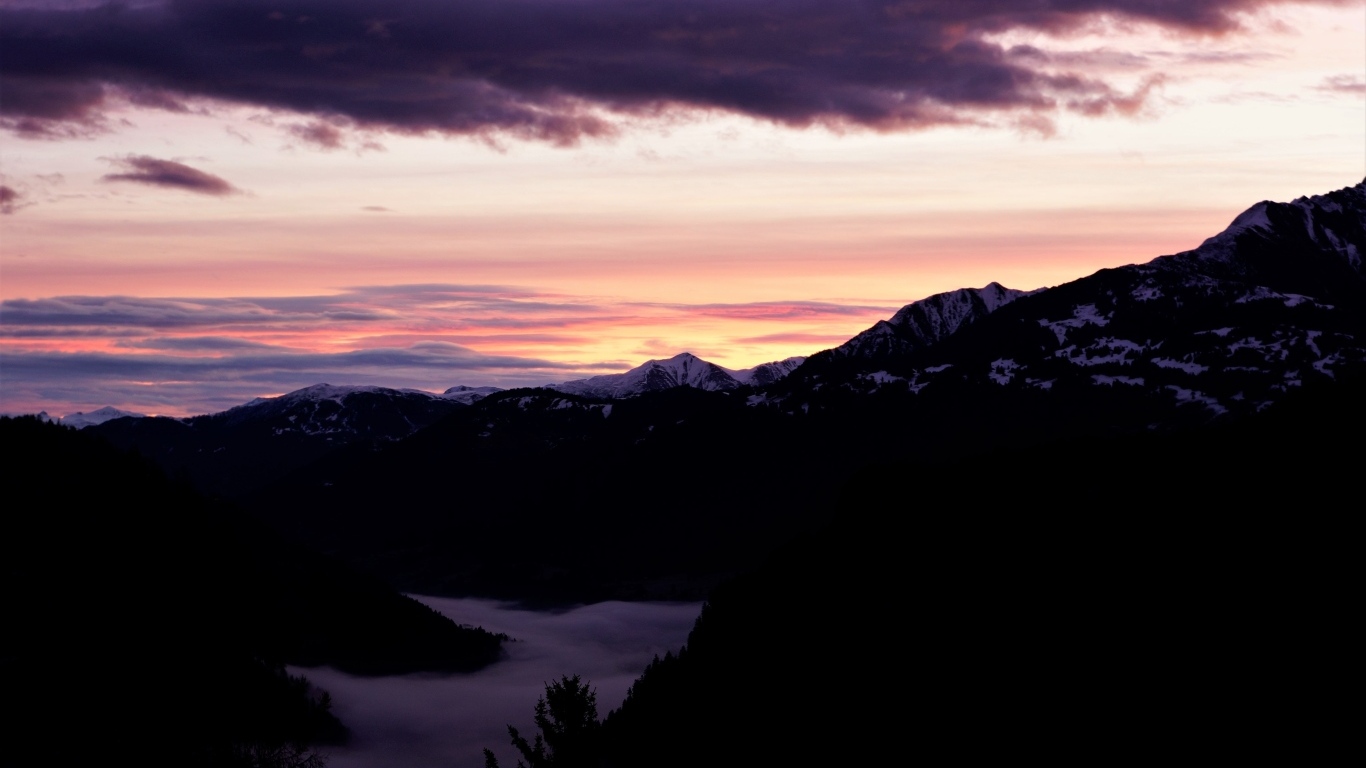 Розовый закат над покрытыми снегом горами