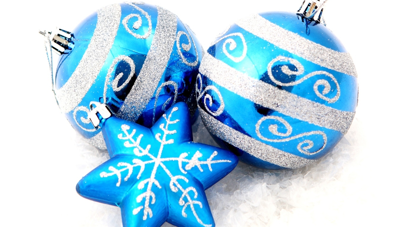 Два синих шарика и снежинка на белом фоне на новый год 2025