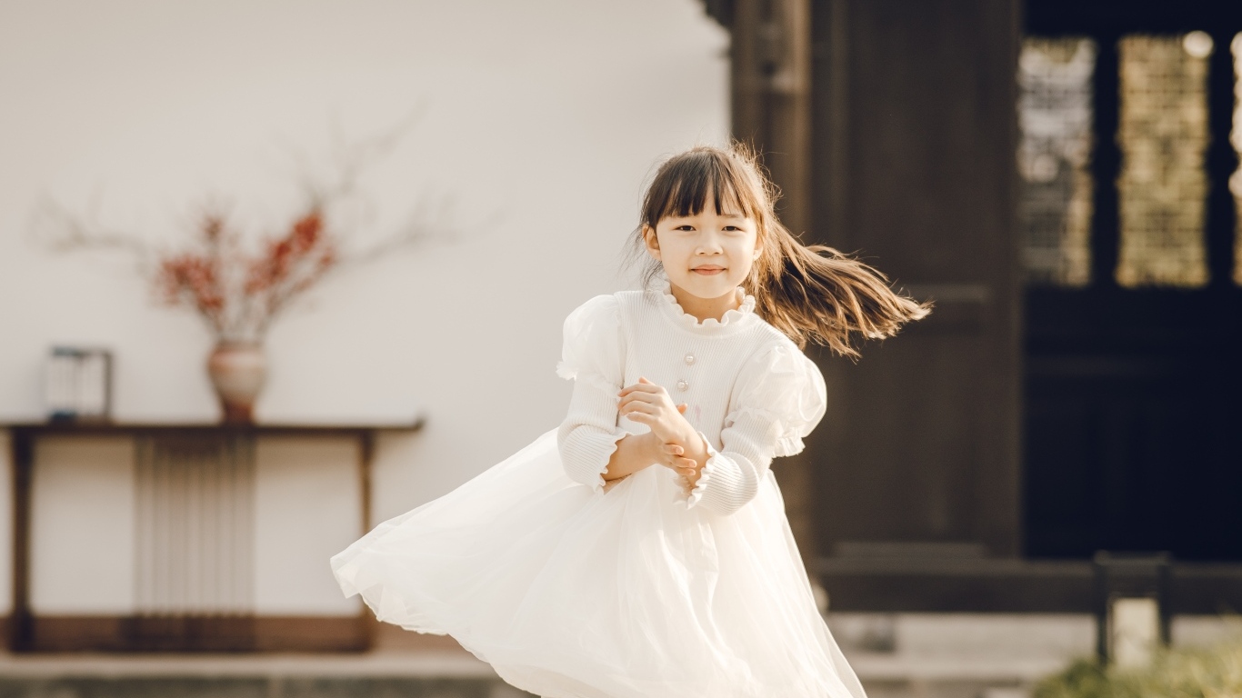 Девочка азиатка в красивом белом платье