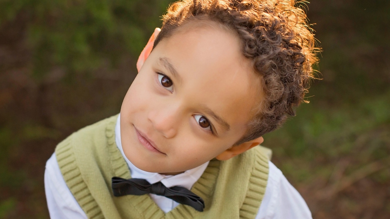 Кареглазый мальчик с кудрявыми волосами