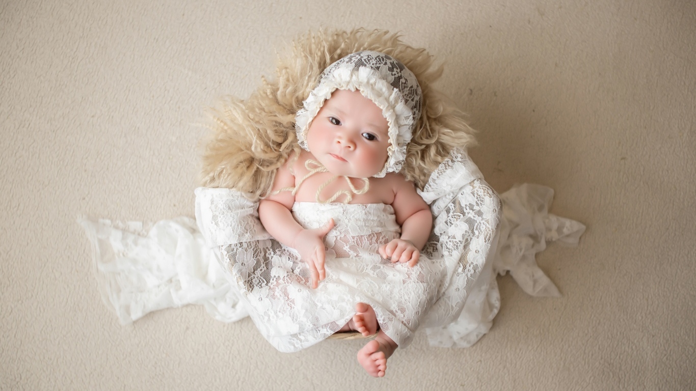 Милый новорожденный ребенок в колыбели 