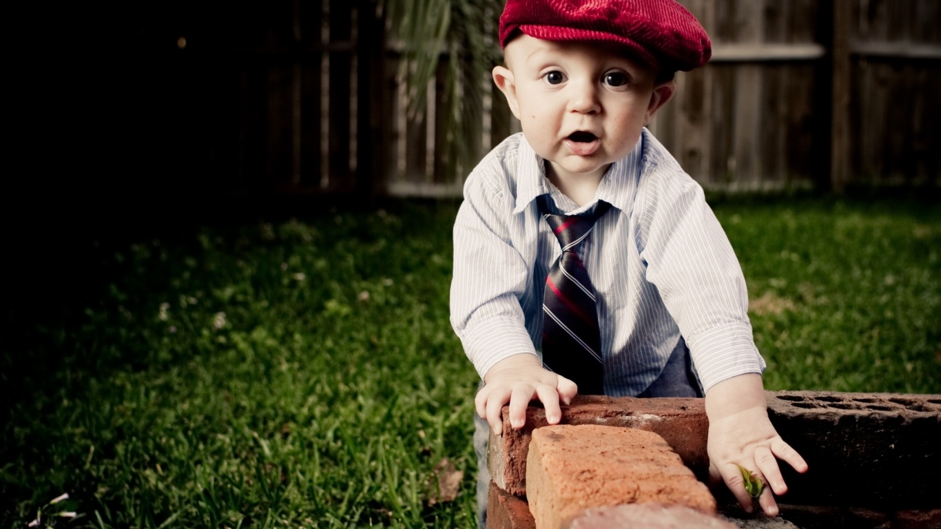 Смешной маленький мальчик в красной кепке