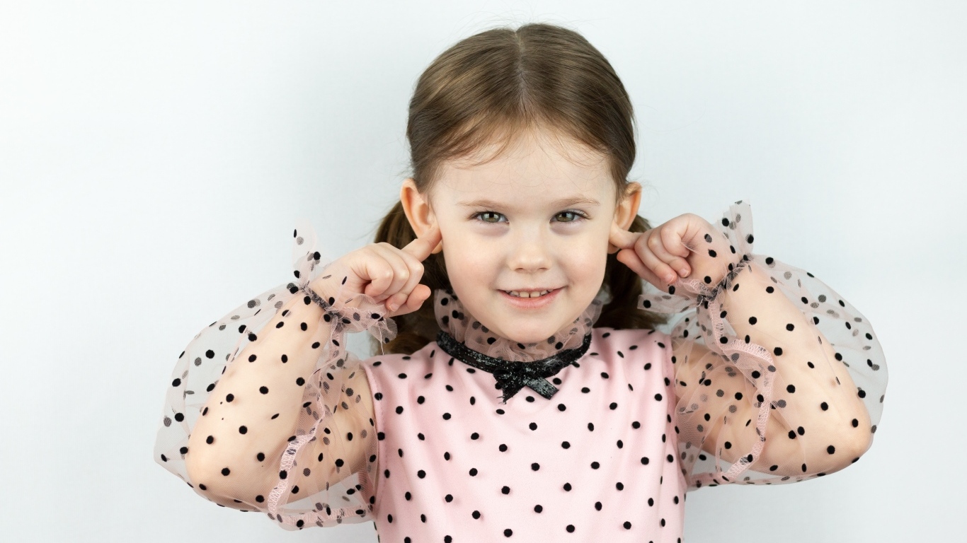 Смешная маленькая девочка закрыла уши