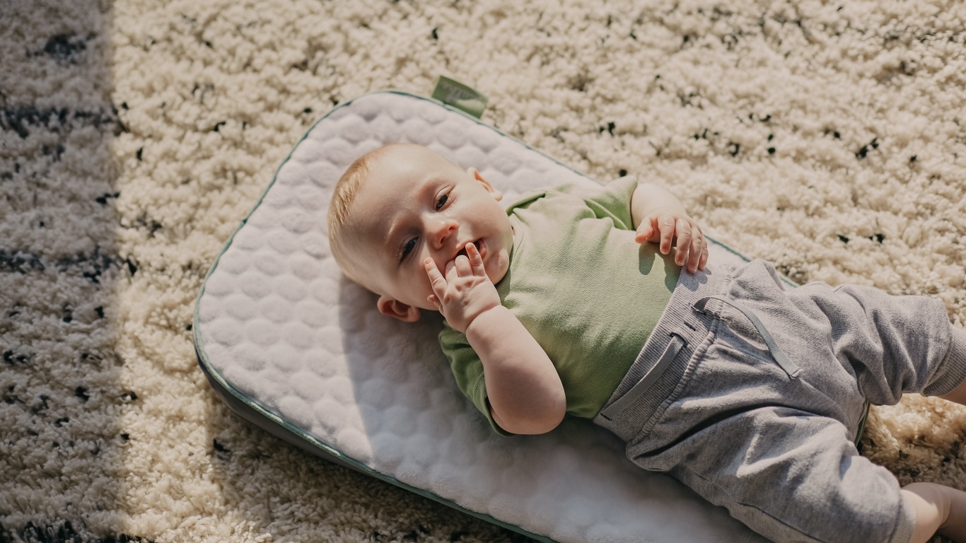 Маленький мальчик лежит на полу