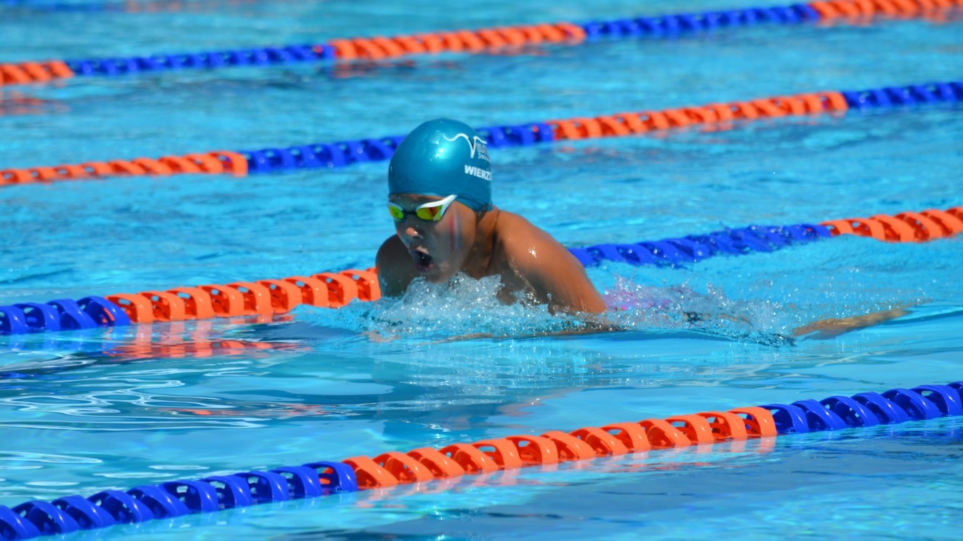 Маленький мальчик пловец в бассейне