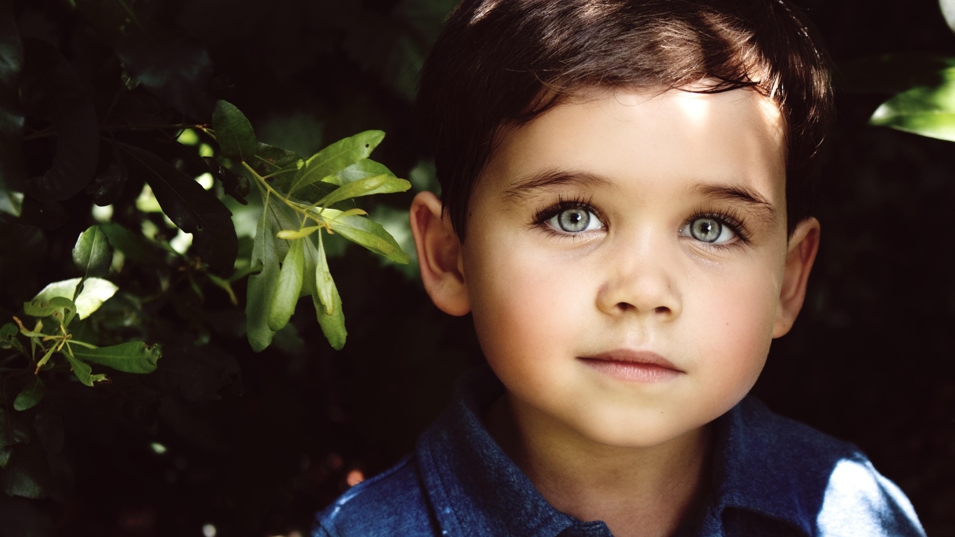 Маленький мальчик с красивыми большими глазами