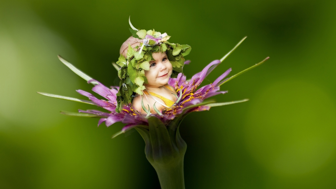 Маленькая девочка в красивом цветке