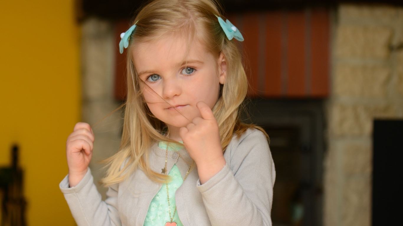 Маленькая девочка с заколками в волосах 