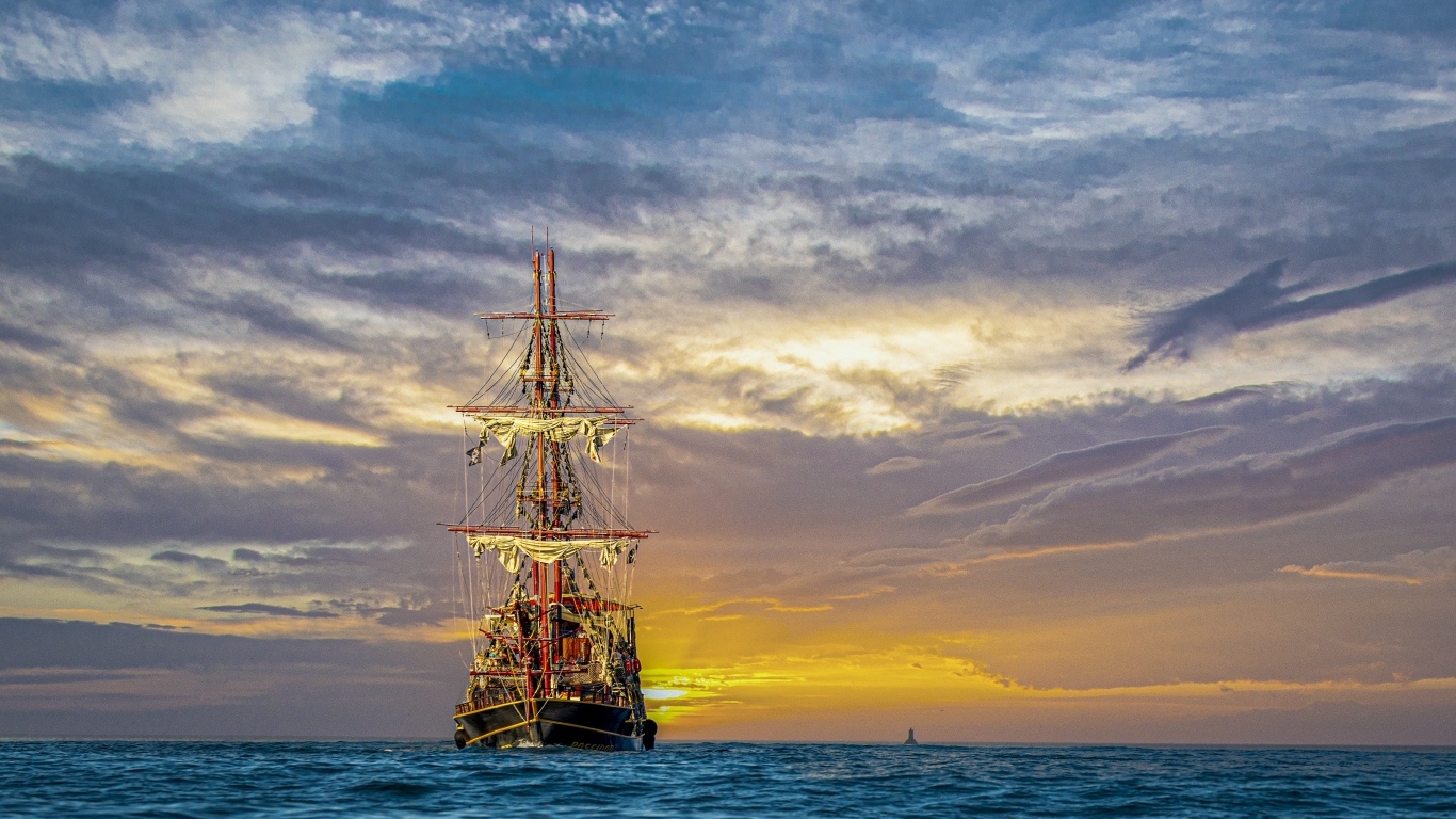 Большой пиратский корабль в море 