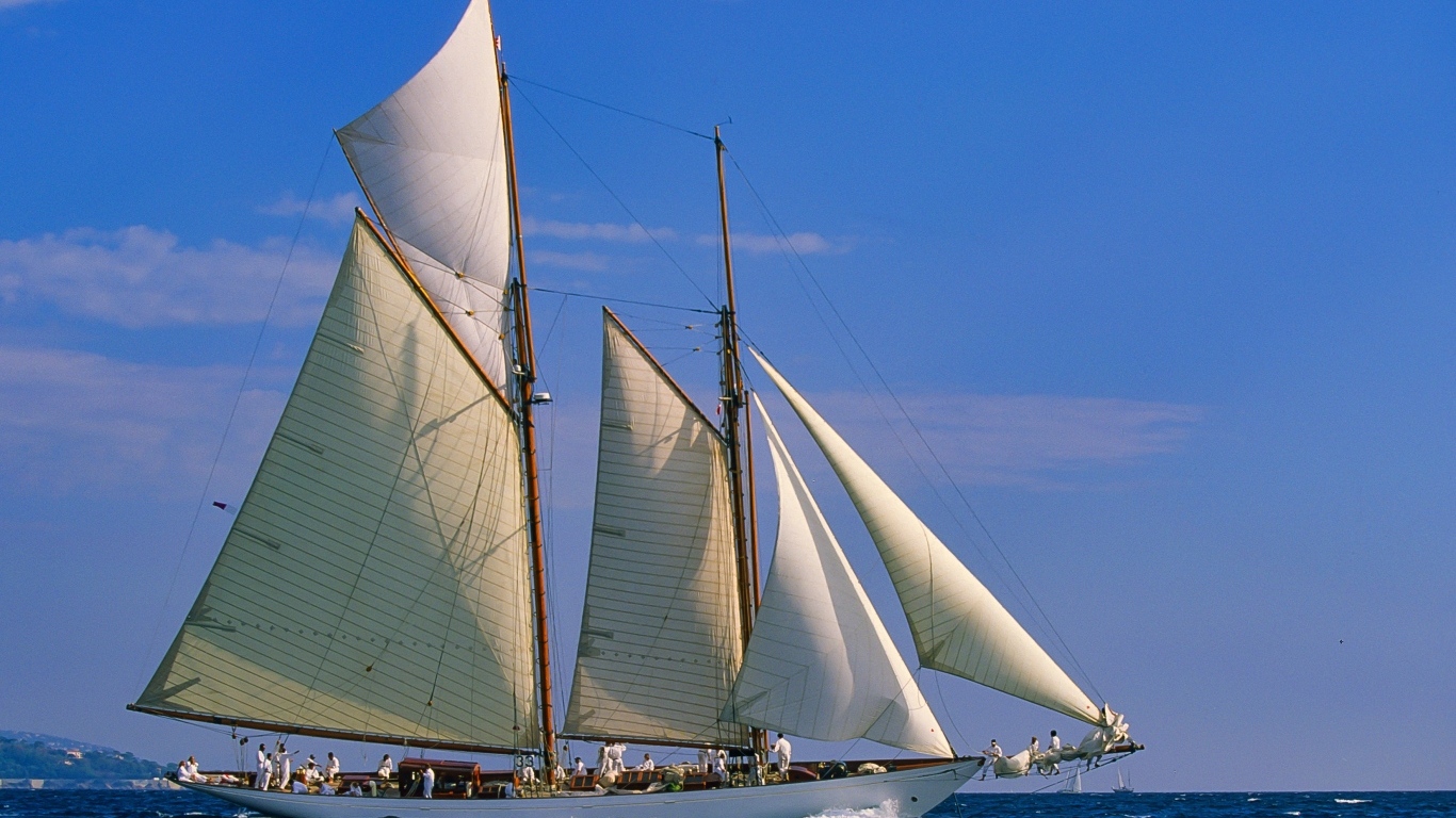 Большое парусное судно с пассажирами в море