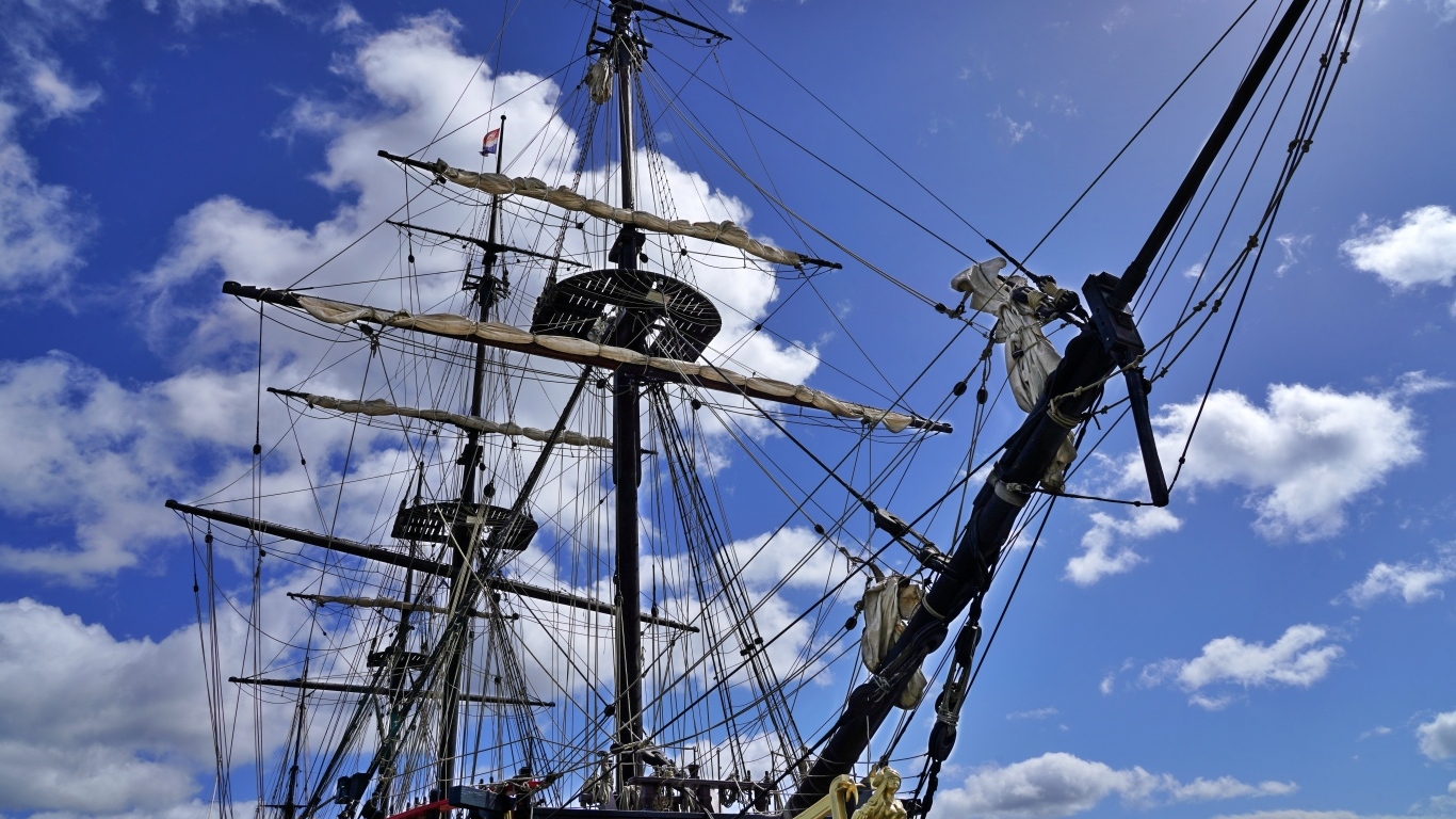 Большая трехмачтовая парусная яхта на фоне неба